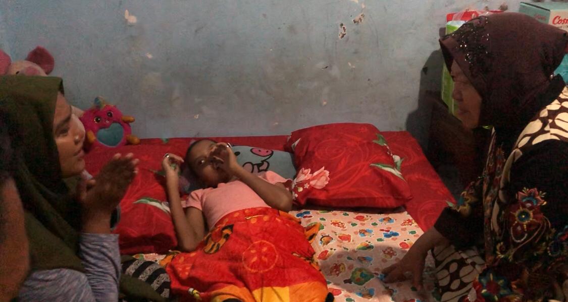 Mensos RI Tri Rismaharini saat menjenguk Okta Dwi Rahmadani, Kamis (5/9/2024) pagi (Andy / Kabarterdepan.com)