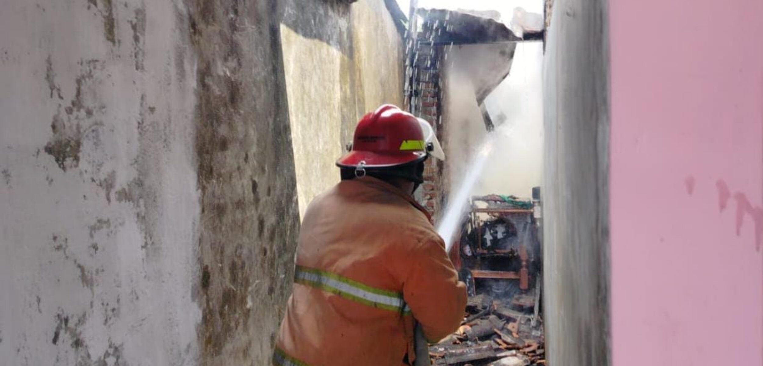 Kebakaran Rumah Padat Penduduk di Mojokerto Bikin Panik Warga Sekitar