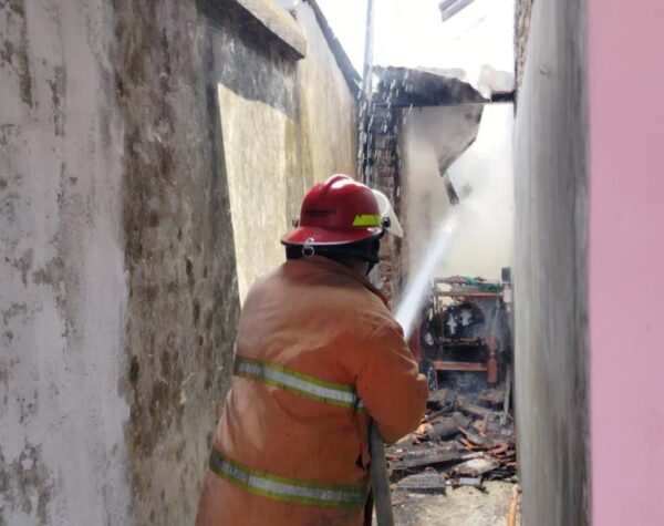 Kebakaran Rumah Padat Penduduk di Mojokerto Bikin Panik Warga Sekitar