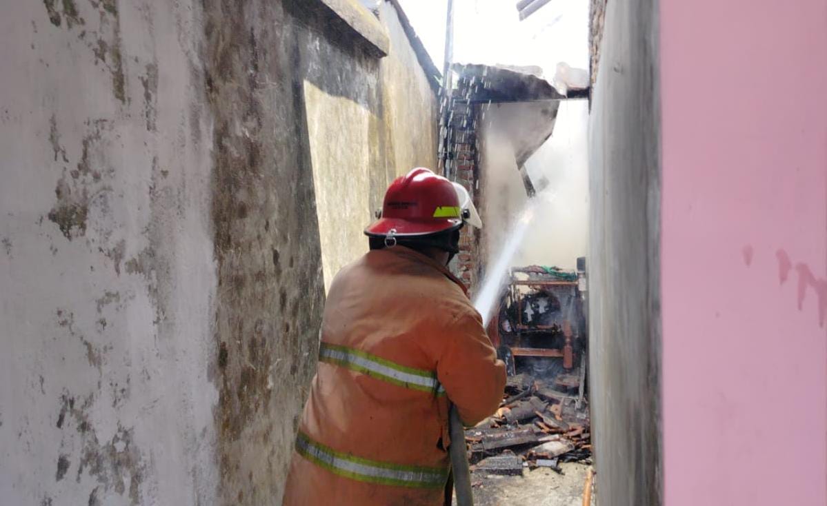 Petugas berusaha memadamkan api kebakaran rumah milik Sodikin di Desa Pacing, Kecamatan Bangsal, Kabupaten Mojokerto, Kamis (5/9/2024) siang (Andy / Kabarterdepan.com) 