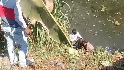 IMG 20240905 WA00651 1 Kondisi wanita paruh baya, Alisia 45 dan anaknya usai motornya terjun ke sungai setelah pembatas jembatan di Dusun Bedagas, Kecamatan Pungging, Kabupaten Mojokerto, Kamis (5/9/2024) siang (Andy / Kabarterdepan.com)