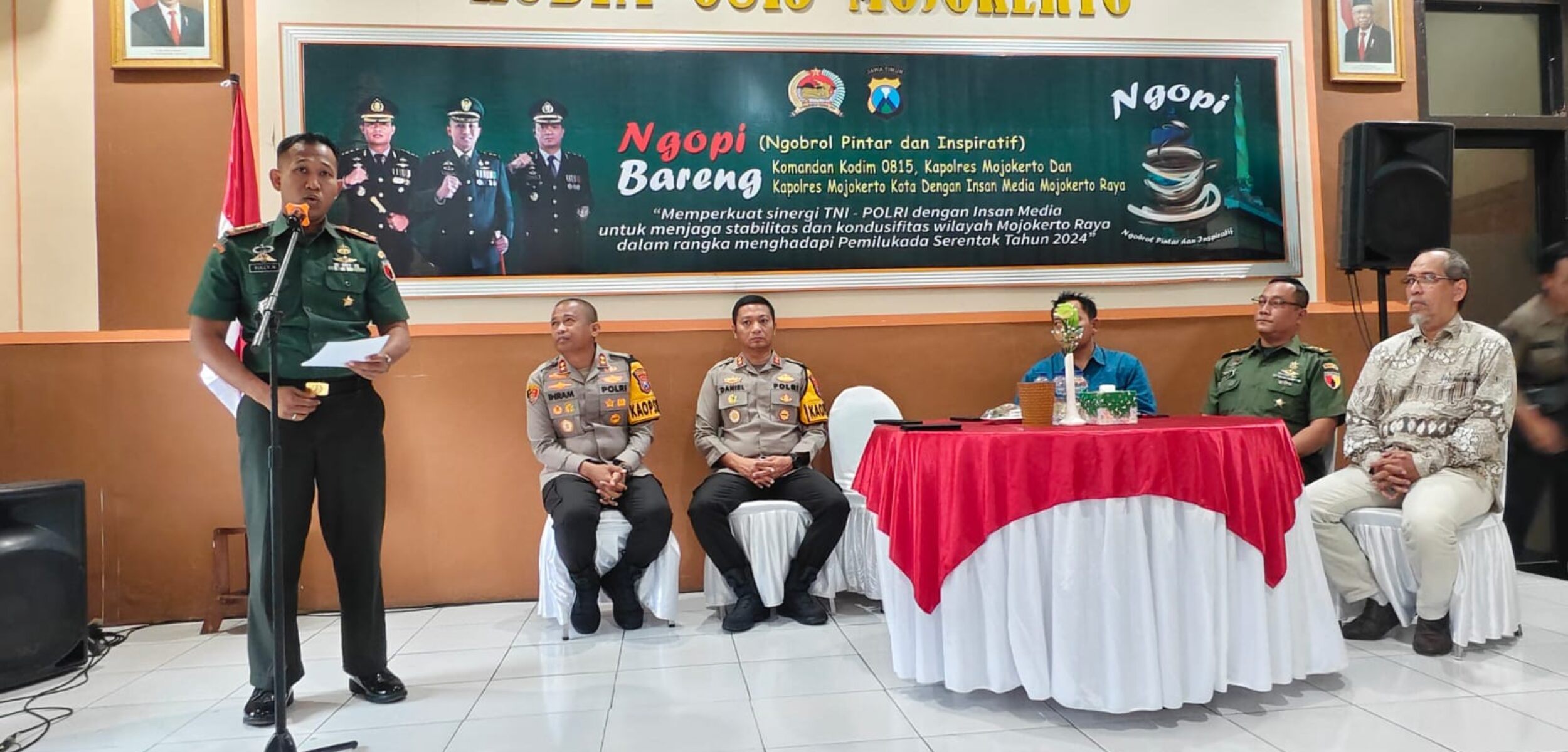 Dandim 0815/Mojokerto, Letkol Inf Rully Noriza saat memberikan sambutan di Ngopi bareng awak media, Kamis (5/9/2024) di Aula Makodim, (Andy / Kabarterdepan.com)