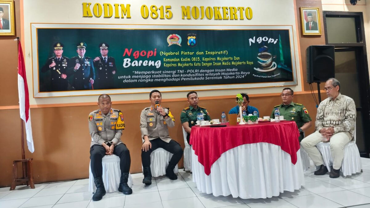 Kapolres Mojokerto Kota, AKBP Daniel S Marunduri saat menjawab pertanyaan awak media