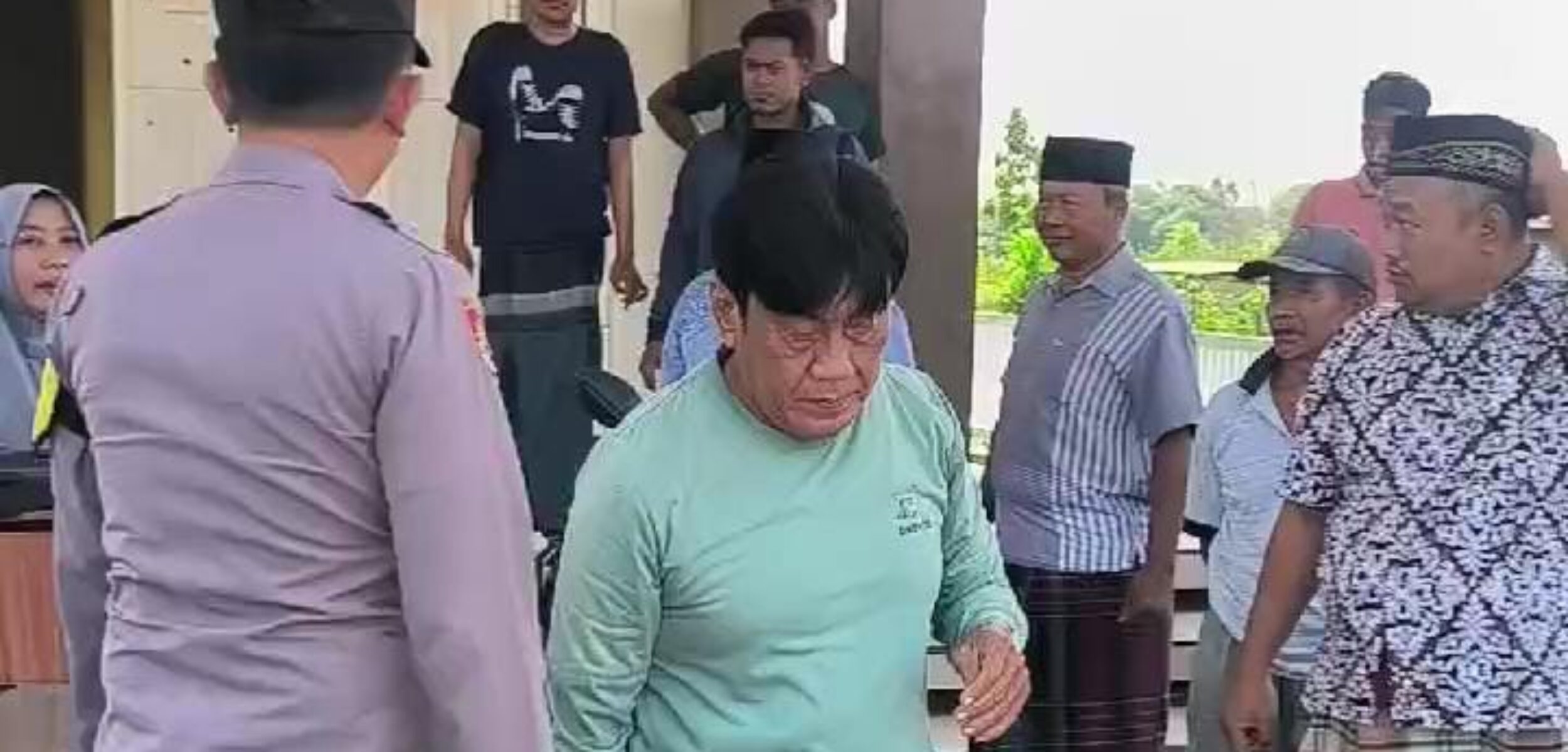 Terduga maling kotak amal, Jie Ko Ming (57), saat dimankan warga Kutorejo di Musala Miftakhul Jannah, Jumat (6/9/2024) siang (Andy / Kabarterdepan.com)