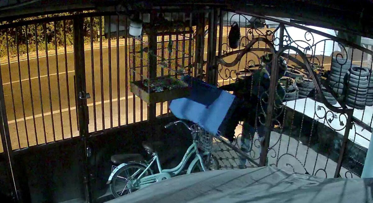 Pencurian burung berkicau di Desa Warugunung, Kecamatan Pacet, Kabupaten Mojokerto terekam CCTV (Andy / Kabarterdepan.com)
