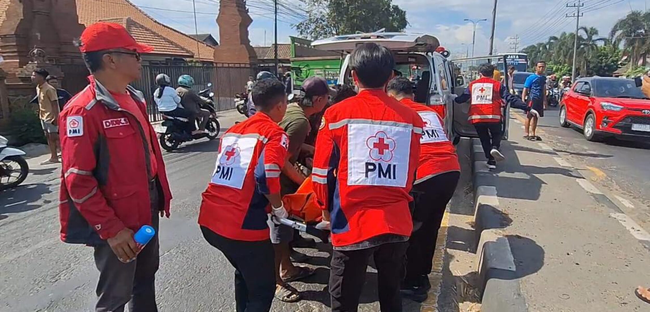 Sejumlah relawan mengevakuasi jenazah korban, pemotor sport asal Bojonegoro meninggal dunia terjadi di Jalan Raya Bypass, Desa Jampirogo, Kecamatan Sooko, Kabupaten Mojokerto, Minggu (8/9/2024) siang (Andy / Kabarterdepan.com)