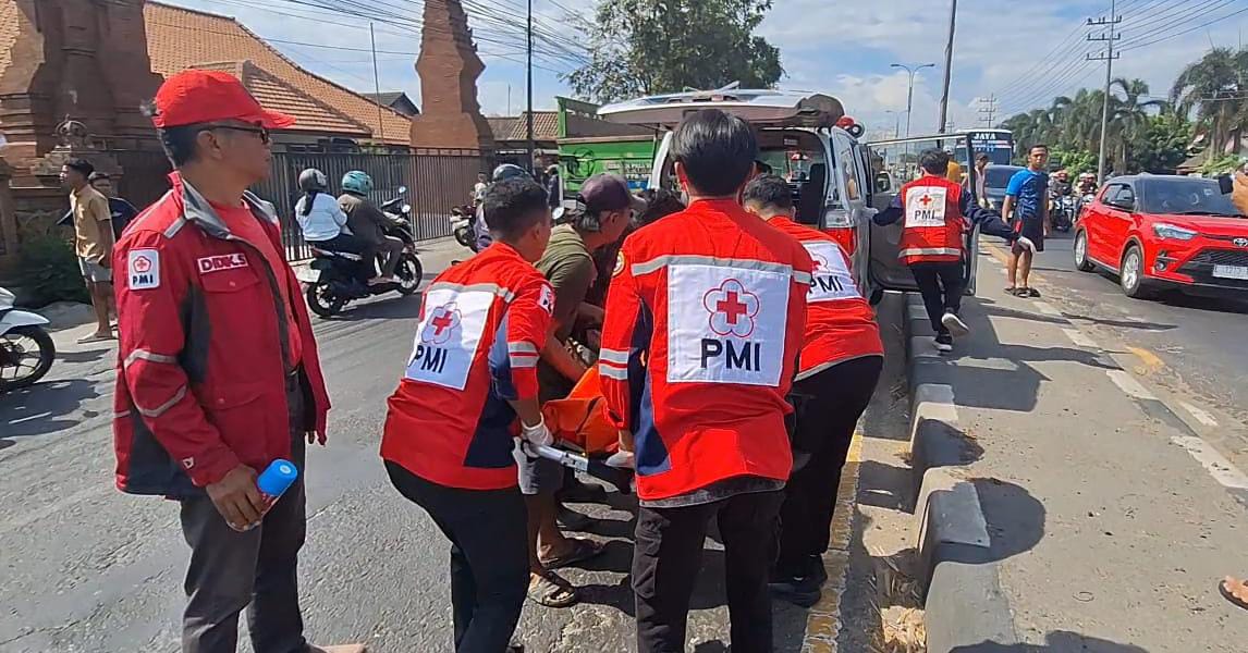 Sejumlah relawan mengevakuasi jenazah korban, pemotor sport asal Bojonegoro meninggal dunia terjadi di Jalan Raya Bypass, Desa Jampirogo, Kecamatan Sooko, Kabupaten Mojokerto, Minggu (8/9/2024) siang (Andy / Kabarterdepan.com)