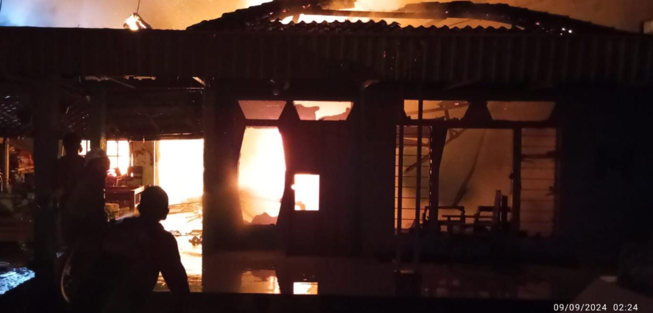 1 Orang Dilarikan ke Rumah Sakit Setelah Rumahnya di Mojoanyar Ludes Terbakar