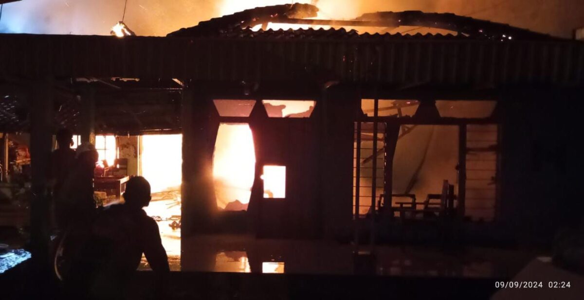 Kecamatan Mojoanyar, Kabupaten Mojokerto yang terbakar, Senin (9/9/2024) dini hari, sekitar pukul 02.15 WIB (Andy / Kabarterdepan.com)