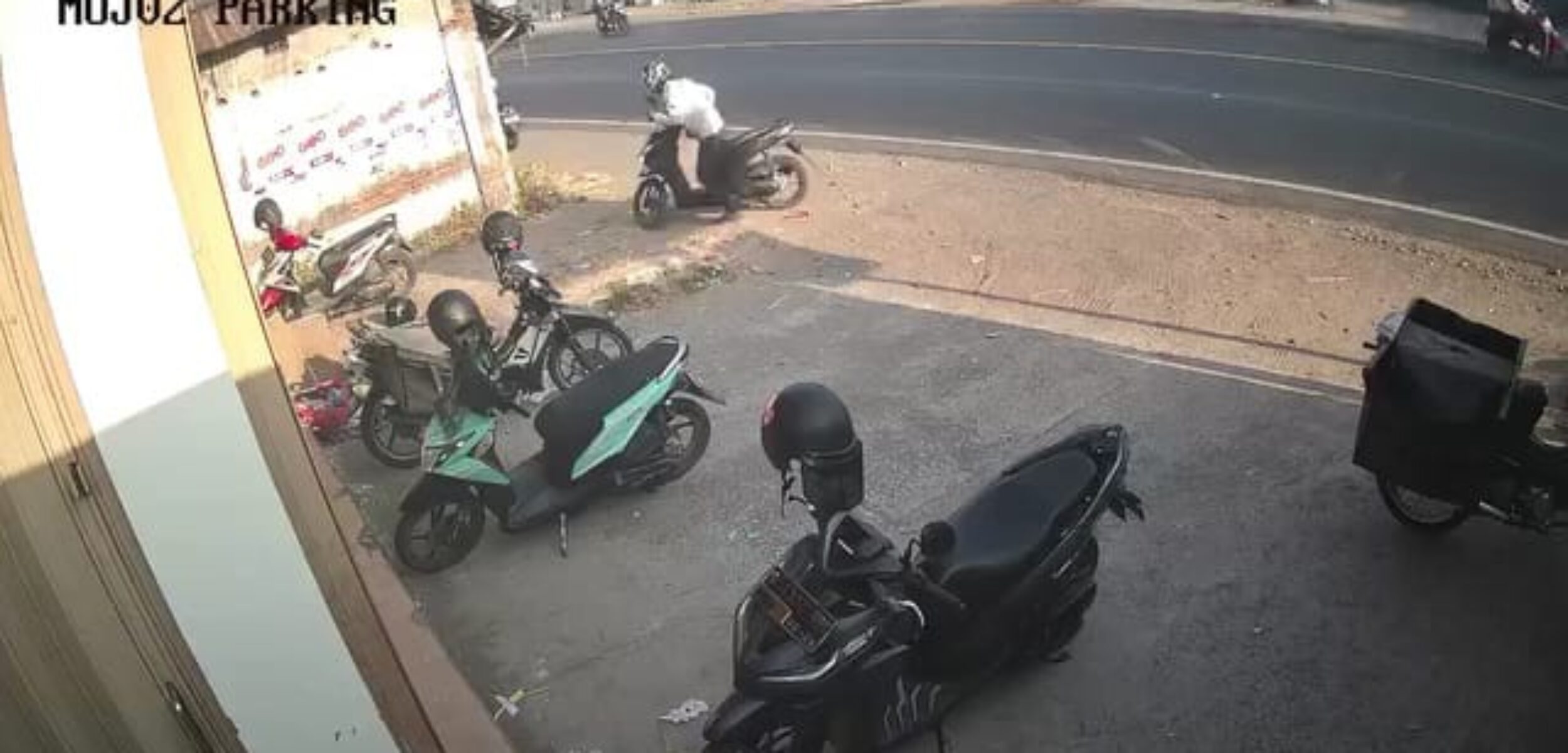 Tangkapan layar aksi pencurian motor kurir ekspedisi di Kecamatan Bangsal, Kabupaten Mojokerto, Minggu (8/9/2024) kemarin (Andy Kabarterdepan.com)