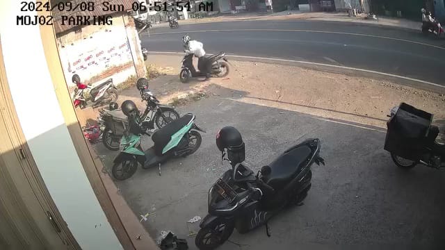 Tangkapan layar aksi pencurian motor kurir ekspedisi di Kecamatan Bangsal, Kabupaten Mojokerto, Minggu (8/9/2024) kemarin (Andy Kabarterdepan.com)