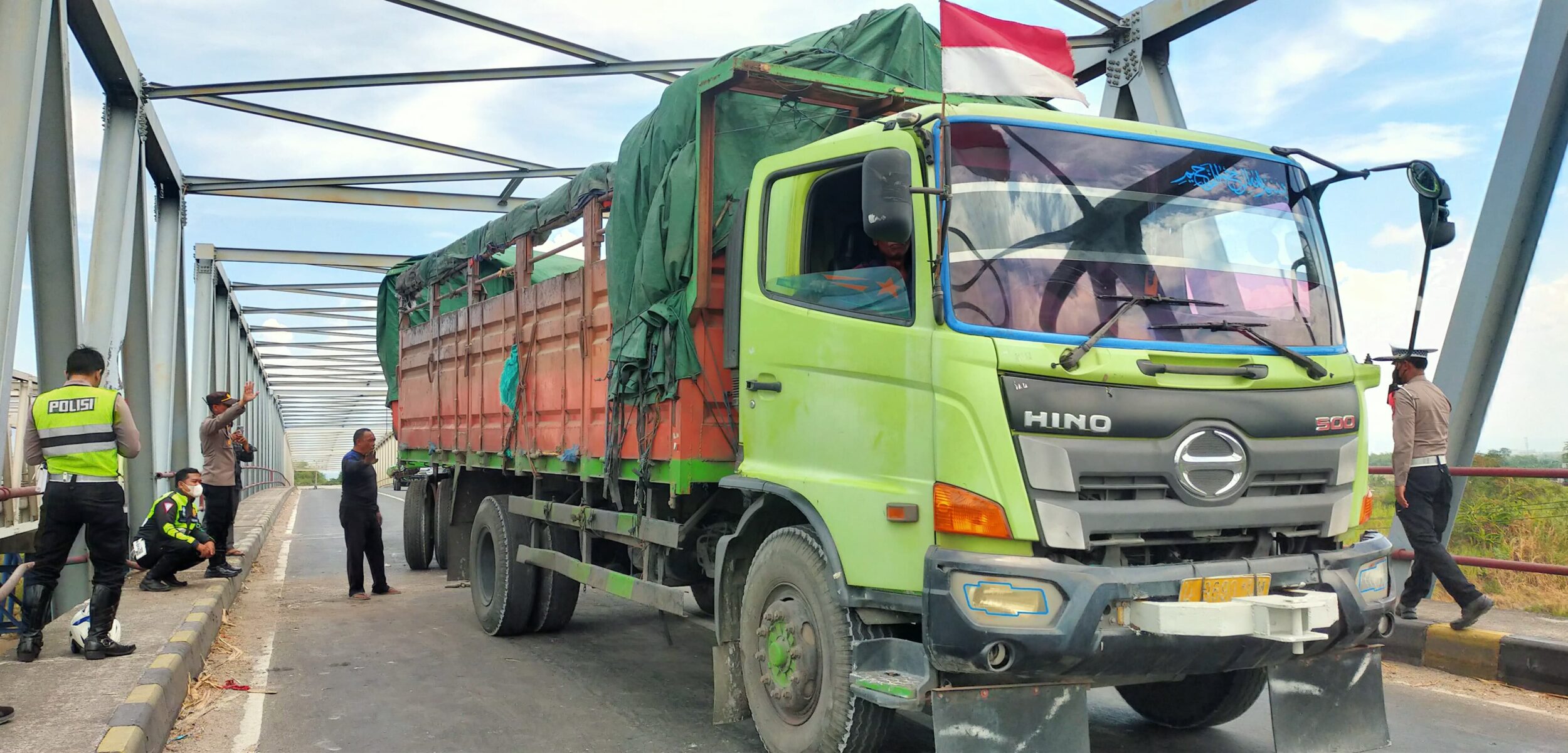 Hindari Pemotor, Truk Gandeng Hampir Nyemplung Sungai Brantas