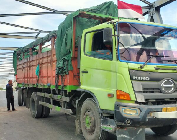 Hindari Pemotor, Truk Gandeng Hampir Nyemplung Sungai Brantas