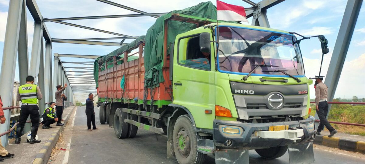 IMG 20240910 WA0031 scaled 1 Kondisi truk Gandeng usai menghindari pemotor sehingga hampir nyemplung Sungai Brantas di Desa Ngrame, Kecamatan Pungging, Kabupaten Mojokerto, Selasa (10/9/2024) siang sekitar pukul 11.30 WIB (Andy / Kabarterdepan.com)