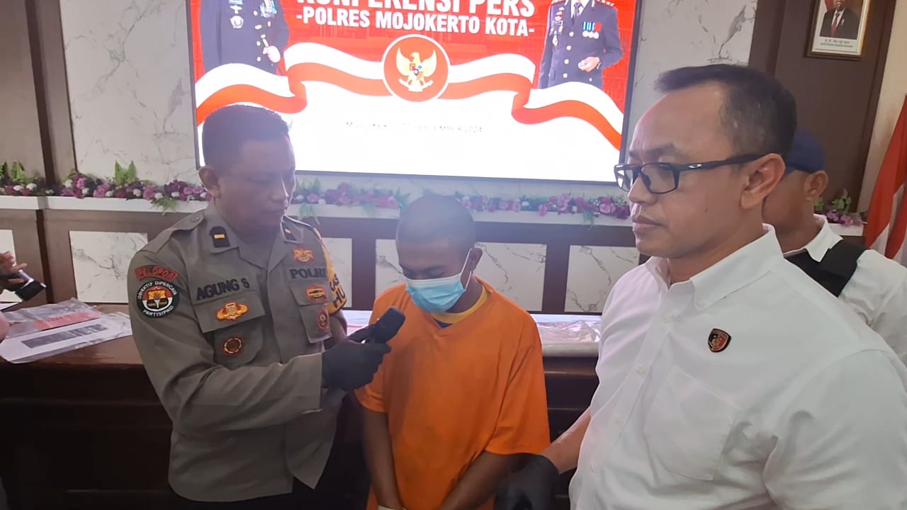 Tersangka HM (25) asal Kota Batu yang tega menjual istrinya seharga Rp. 1,5 Juta untuk layanan threesome di Kota Mojokerto (Andy / Kabarterdepan.com) 