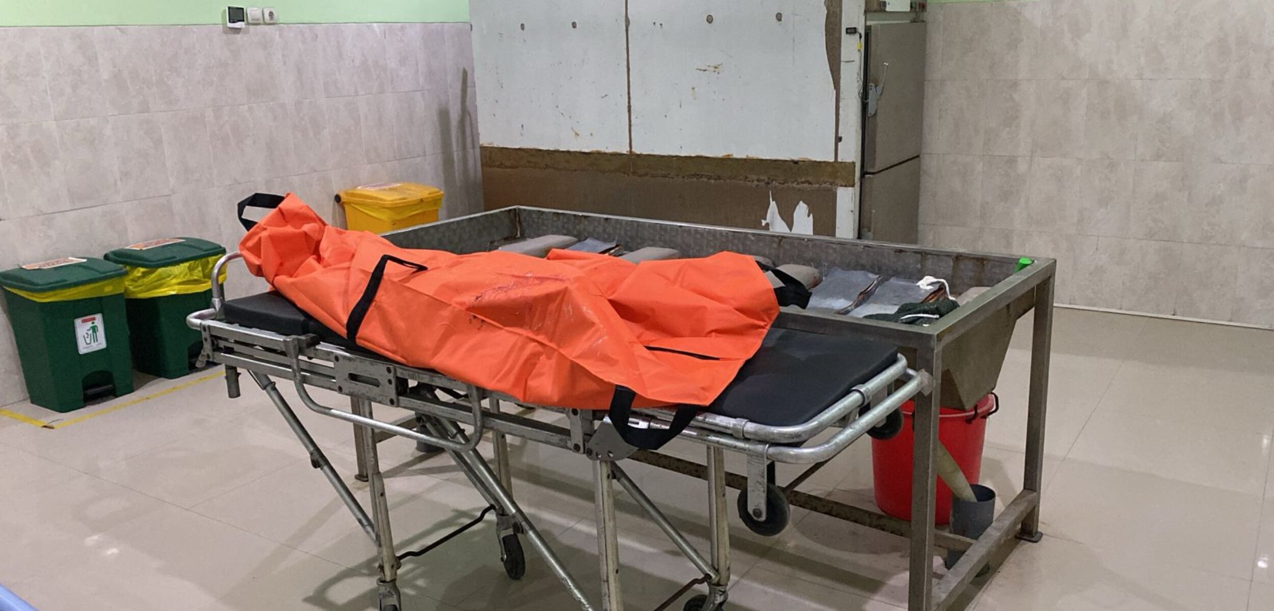 Jenazah korban, balita AZF (3) saat berada di RSUD Prof dr Soekandar Mojokerto (Andy / Kabarterdepan.com) 