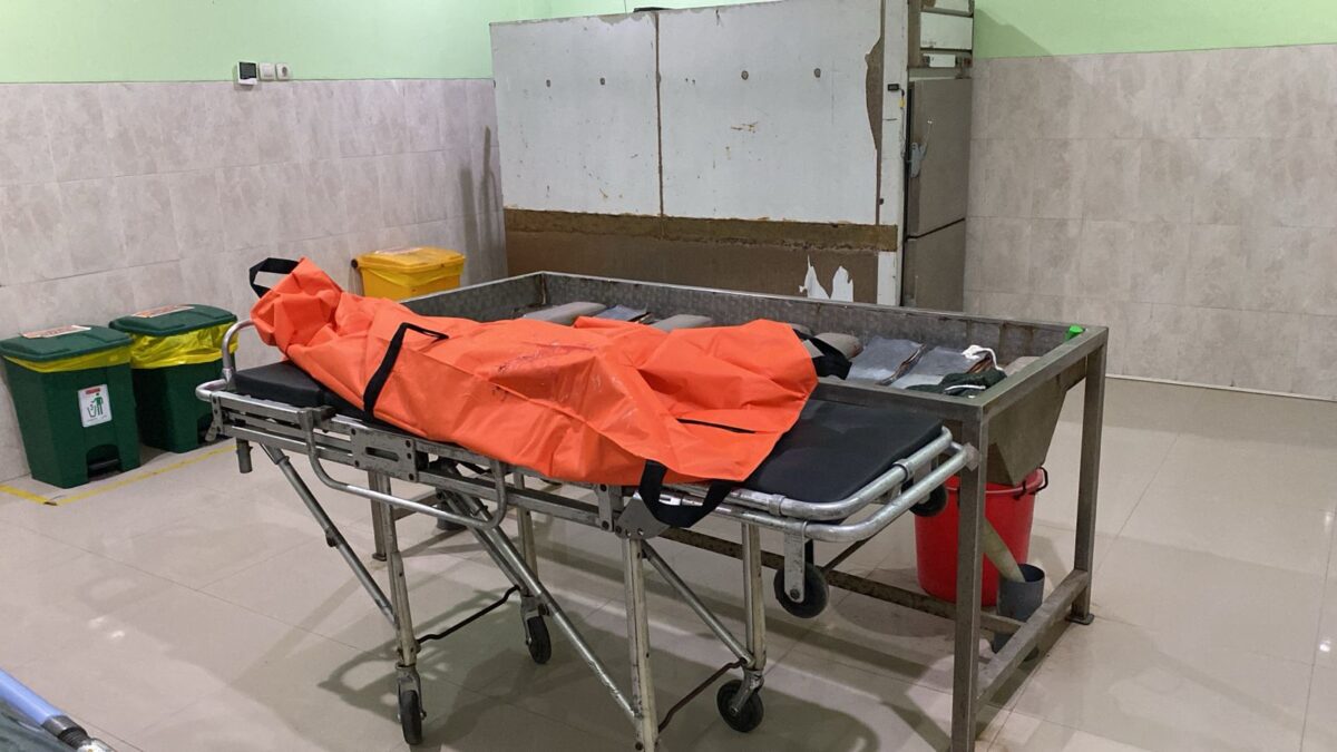 Jenazah korban, balita AZF (3) saat berada di RSUD Prof dr Soekandar Mojokerto (Andy / Kabarterdepan.com) 