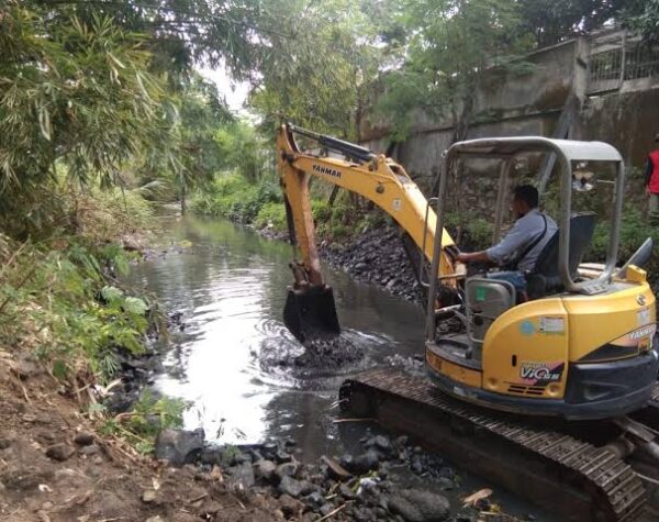 DPU Kota Semarang Keruk Kali Sringin Antisipasi Musim Hujan dan Ancaman Banjir