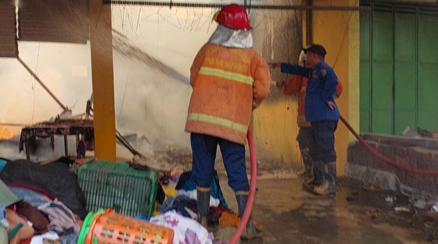 Petugas Damkar berusaha memadamkan api di tempat usaha laundry, Dusun Donorejo Desa Jasem, Kecamatan Ngoro, Kabupaten Mojokerto Rabu (11/9/2024) siang (Andy Kabarterdepan.com)