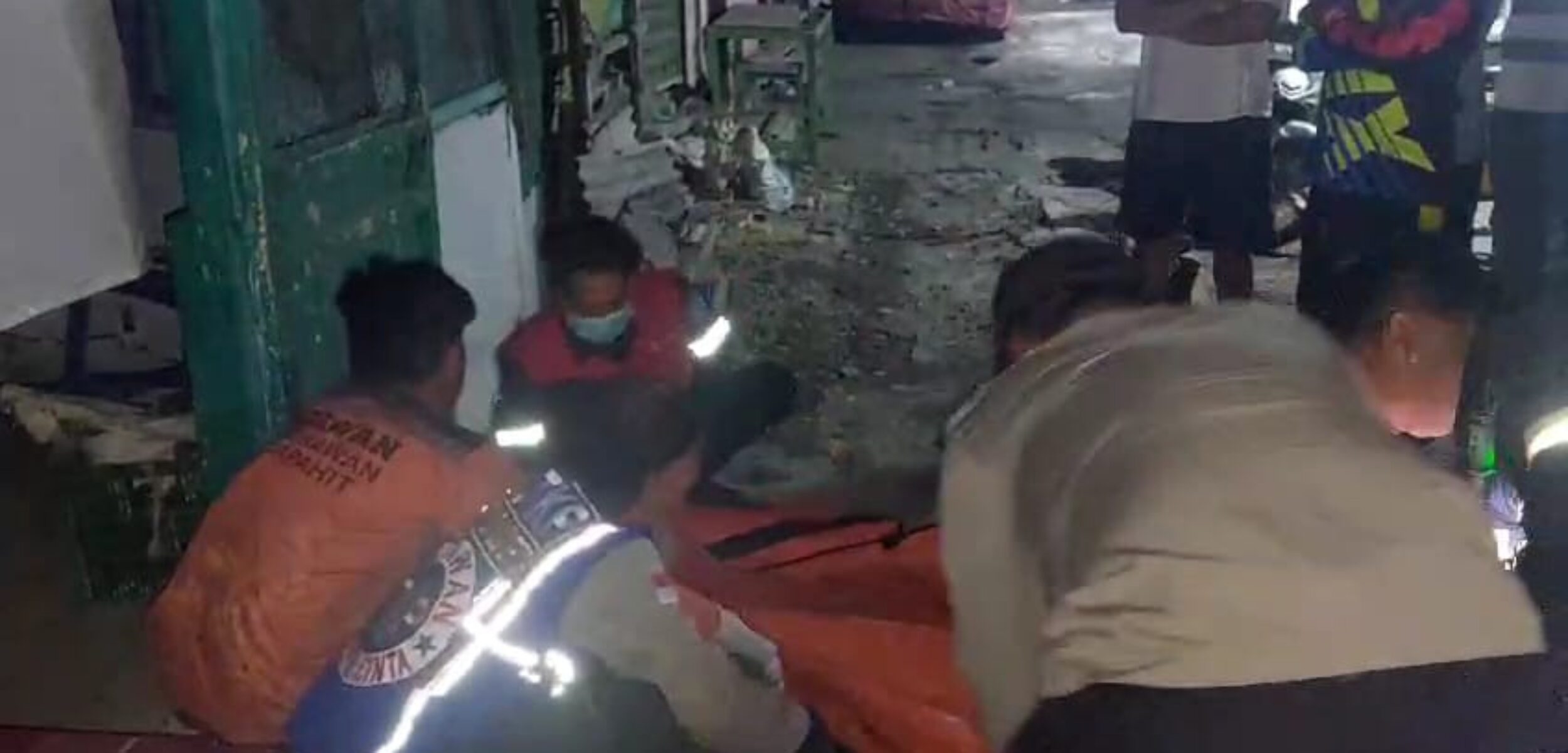 Petugas mengevakuasi jenazah korban, Ribut Wiyono, Rabu (11/9/2024) di Jalan Penanggungan Kota Mojokerto (Andy / Kabarterdepan.com)