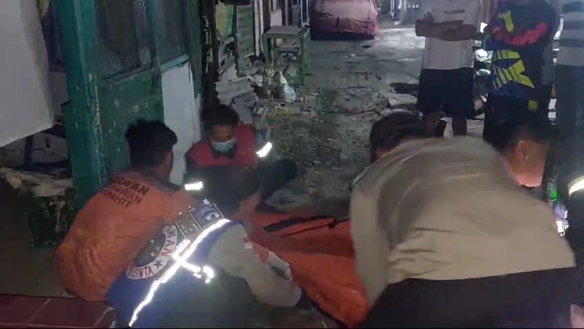 Petugas mengevakuasi jenazah korban, Ribut Wiyono, Rabu (11/9/2024) di Jalan Penanggungan Kota Mojokerto (Andy / Kabarterdepan.com)
