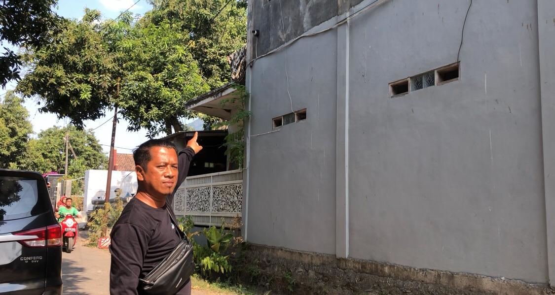 Warga, Arya Bima sedang menunjukkan CCTV tempat lokasi korban, Laseri digendam, Kamis (12/9/2024) (Andy / Kabarterdepan.com)
