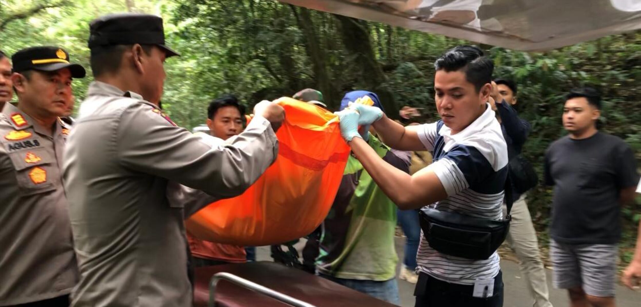 Petugas mengevakuasi jenazah korban perempuan tanpa identitas dari area Tahura Pacet (Redaksi / Kabarterdepan.com)