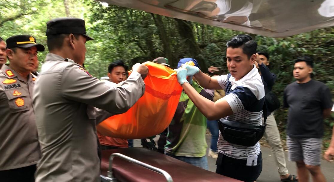 Petugas mengevakuasi jenazah korban perempuan tanpa identitas dari area Tahura Pacet (Redaksi / Kabarterdepan.com)