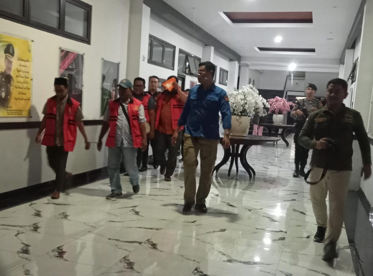 Kejari Sidoarjo menahan empat orang tersangka dugaan proyek fiktif di Sidoarjo. (Eko Setyawan/Kabarterdepan.com)