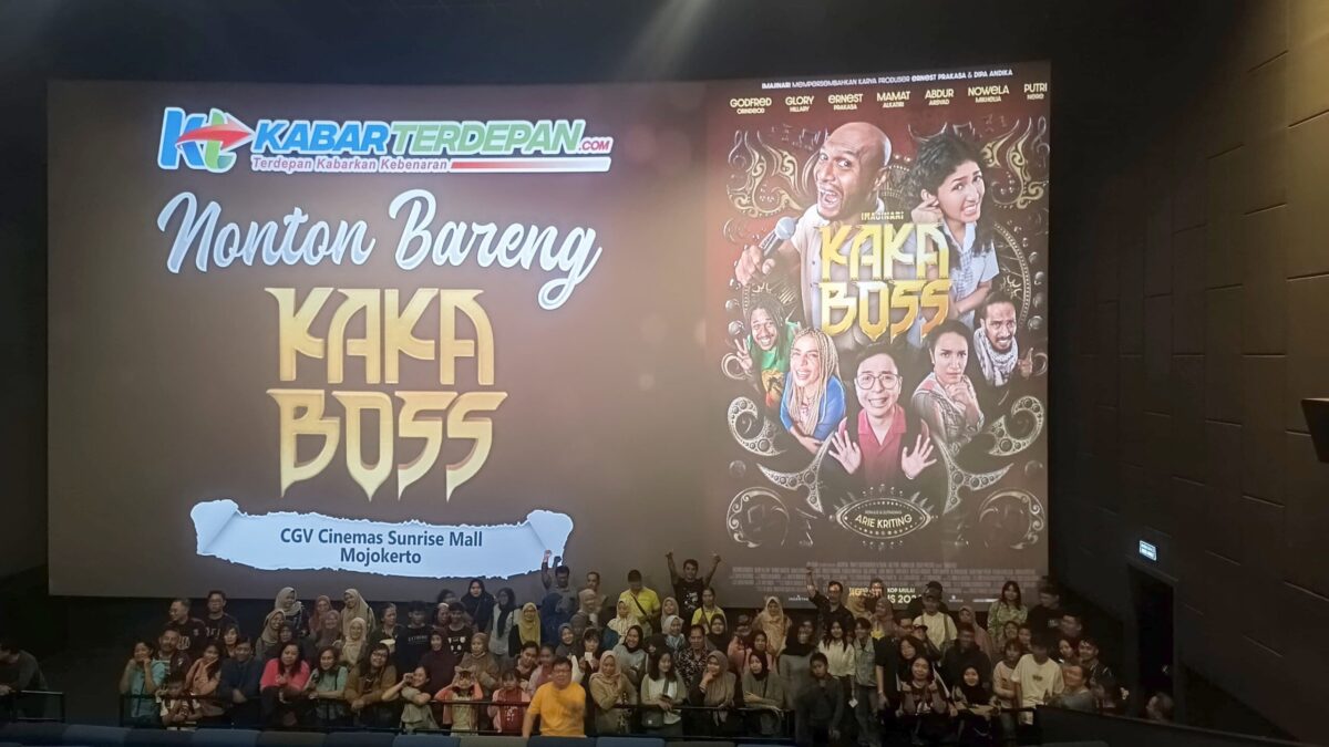 Foto bersama staf, wartawan, dan Direktur Kabar Terdepan, Andy Yuwono (Andy / Kabarterdepan.com) 