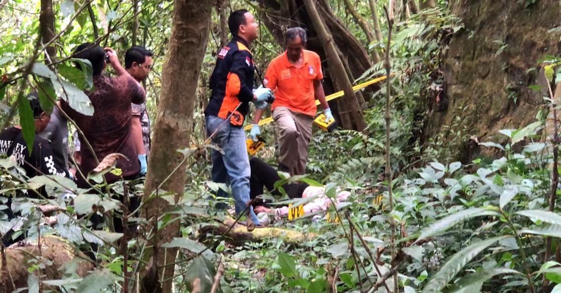 Petugas melakukan olah TKP di lokasi ditemukannya Anyk Mariyanni (36) asal Dusun Banjarjo, Desa Besuk, Gurah, Kabupaten Kediri yang menjadi korban penemuan mayat di area Taman Hutan Raya Raden Soerjo, Kecamatan Pacet, Kabupaten Mojokerto, pada Jumat (13/9/2024) kemarin (Redaksi / Kabarterdepan.com) 