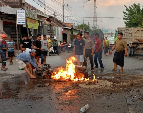 Motor Terbakar, Polisi dan Warga di Jatirejo Bahu Membahu Padamkan dengan Alat Seadanya