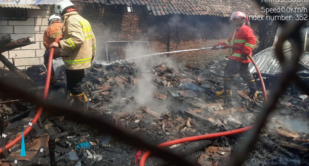 Petugas memadamkan api di rumah milik Amir (51), Desa Tempuran, Kecamatan Sooko, Kabupaten Mojokerto yang ludes terbakas beserta isi dan bangunannya, Minggu (15/9/2024) pagi sekitar pukul 09.00 WIB (Andy / Kabarterdepan.com)