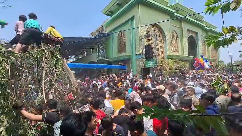 Ratusan warga Sooko berebut hasil bumi yang digantung di dua pohon kersen (Andy / Kabarterdepan.com)