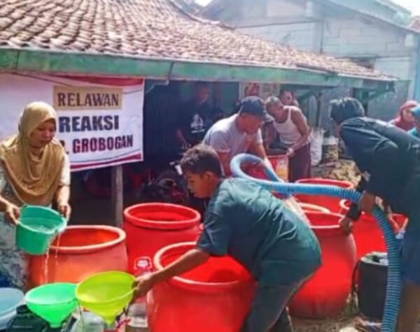 Tim Reaksi Luthfi-Yasin Dropping Ratusan Tangki Air Bersih di Grobogan