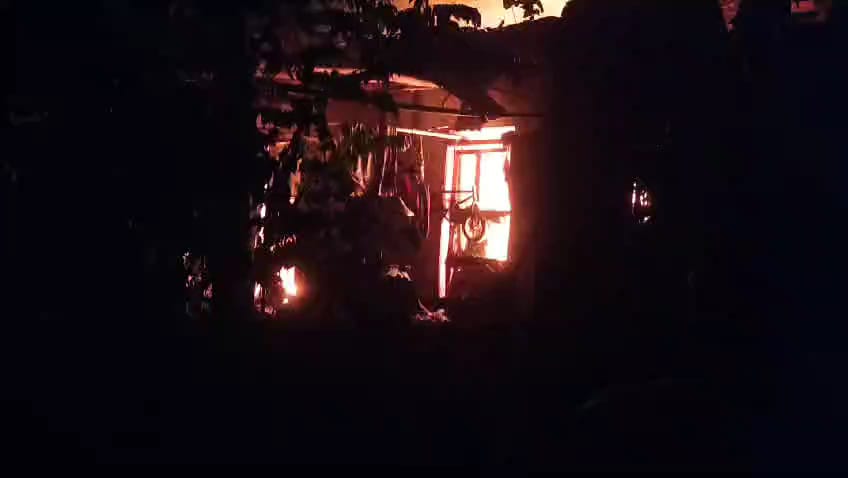 Api membakar dapur dan tempat penyimpanan barang elektronik di Desa Wonosari, Kecamatan Ngoro, Kabupaten Mojokerto, Selasa (17/9/2024) malam (Andy / Kabarterdepan.com)