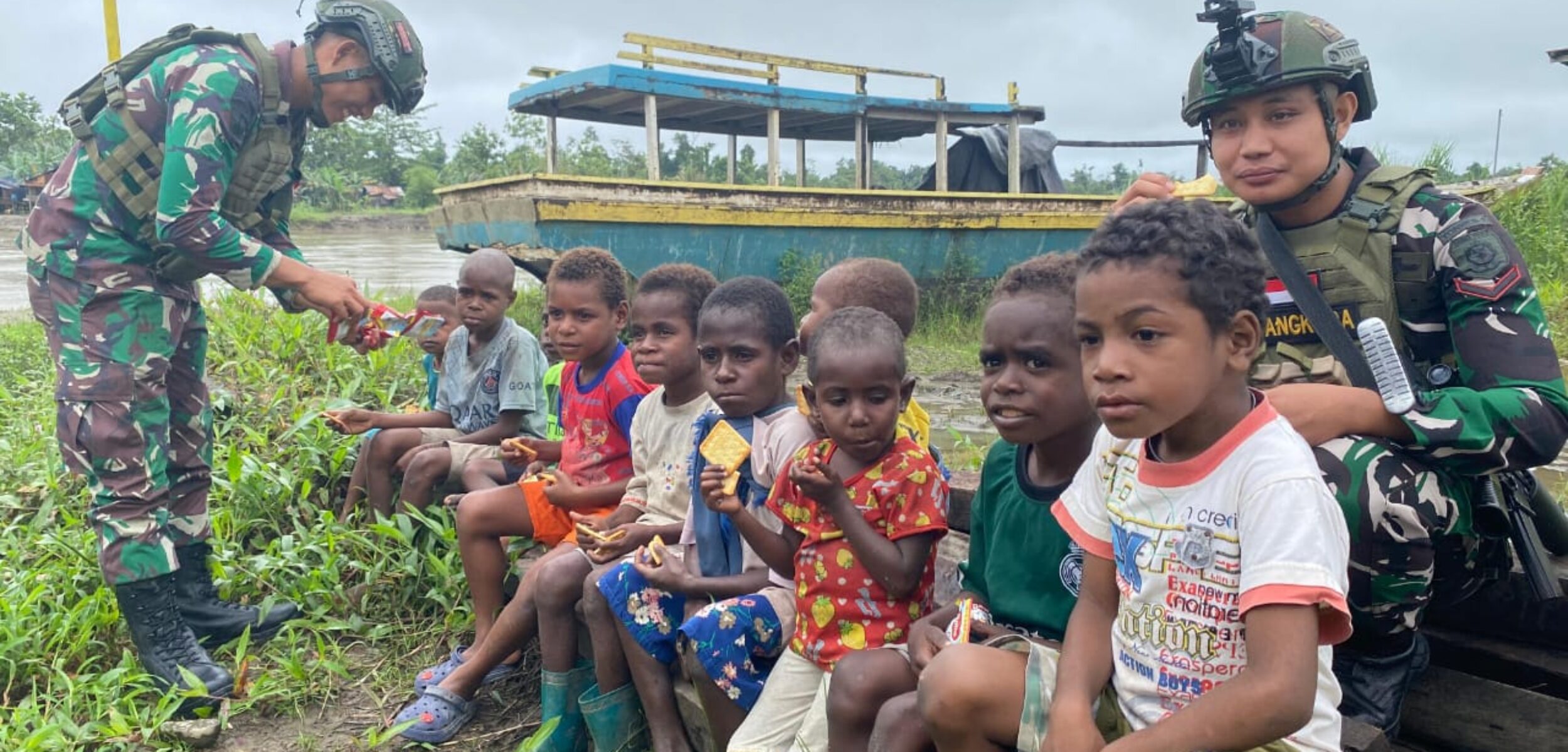 Satgas Pamtas Mobile RI-PNG Yonif 503/Mayangkara Koops Habema memberikan biskuit kepada anak-anak korban banjir di Papua (Dok. Satgas Pamtas Mobile RI-PNG Yonif 503/Mayangkara Koops Habema)