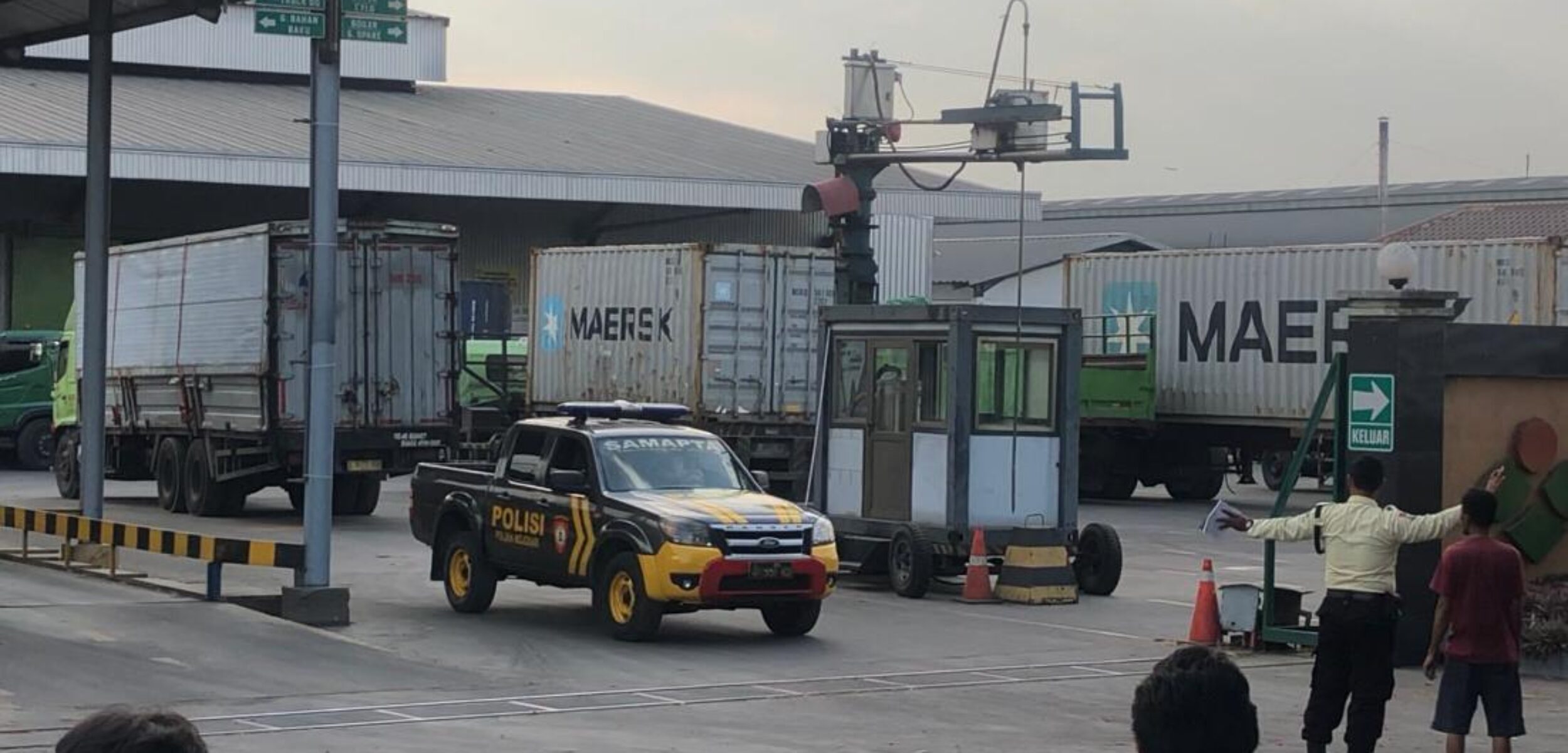 Nampak petugas kepolisian keluar dari pabrik pakan ternak, PT New Hope di Desa Sumbertanggul, Kecamatan Mojosari, Kabupaten Mojokerto, Rabu (18/9/2024) siang (Andy / Kabarterdepan.com)