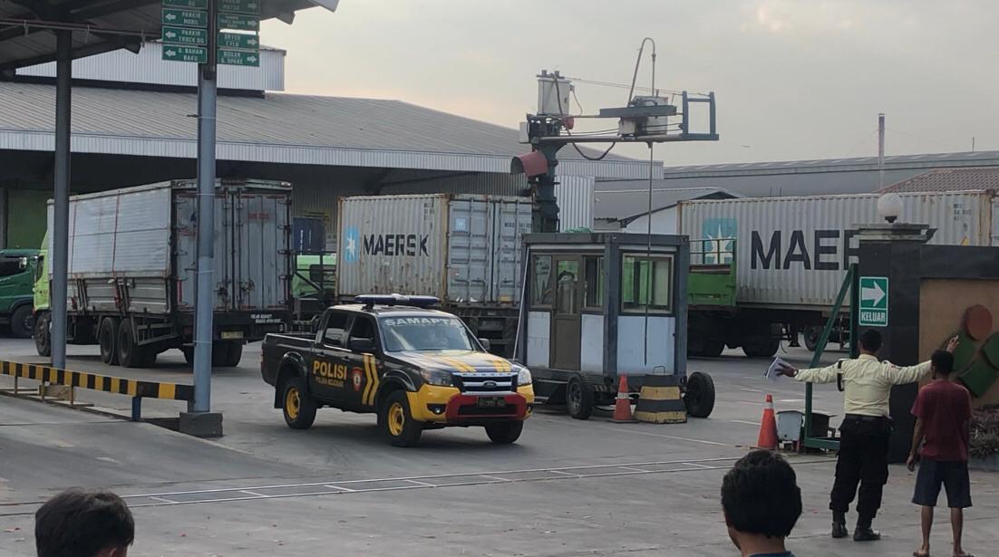 Nampak petugas kepolisian keluar dari pabrik pakan ternak, PT New Hope di Desa Sumbertanggul, Kecamatan Mojosari, Kabupaten Mojokerto, Rabu (18/9/2024) siang (Andy / Kabarterdepan.com)