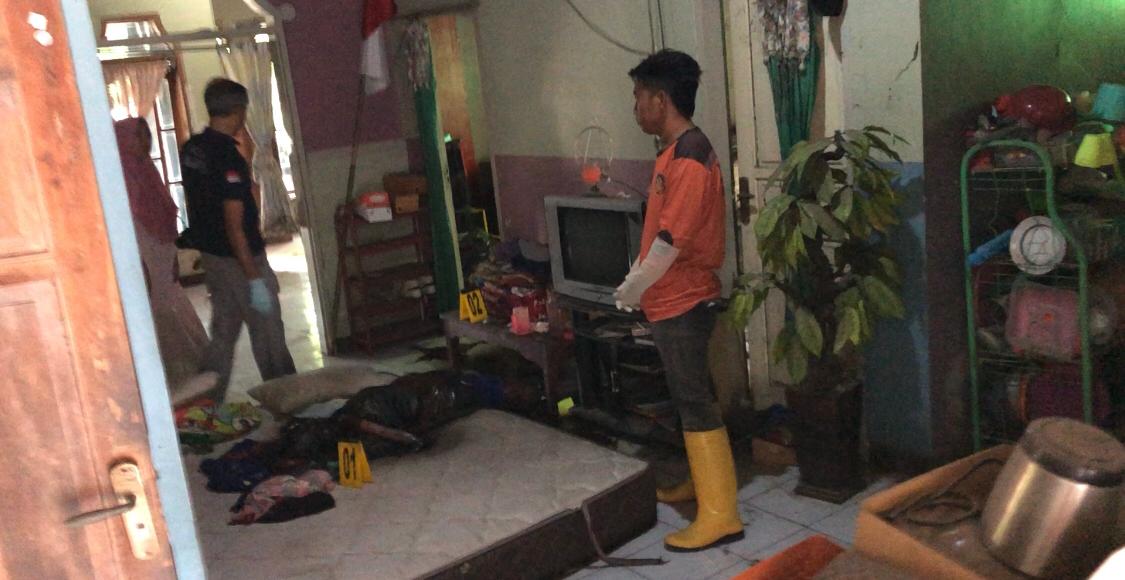 Tim Inafis Satreskrim Polres Mojokerto saat melakukan olah TKP di rumah seorang pria paruh baya, Ladi (68) yang meninggal dunia di dalam rumahnya, Kamis (19/9/2024) pagi (Andy / Kabarterdepan.com)