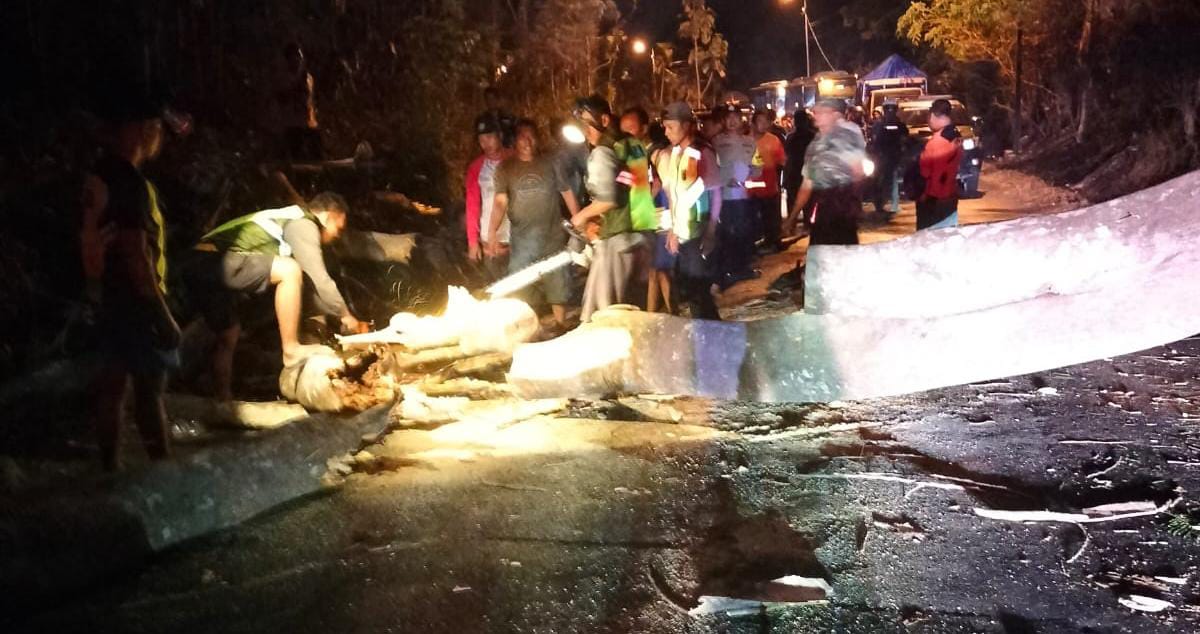 Proses evakuasi pohon di akses jalan raya penghubung Kecamatan Dawarblandong dan Jetis Kabupaten Mojokerto, Rabu (18/9/2024) malam sekitar pukul 18.30 WIB (Andy / Kabarterdepan.com) 