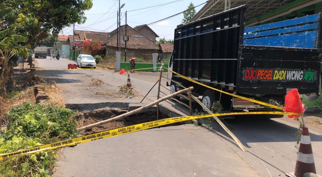 Kerap Dilewati Truk Besar, Jalan Cor di Jatirejo Ambles