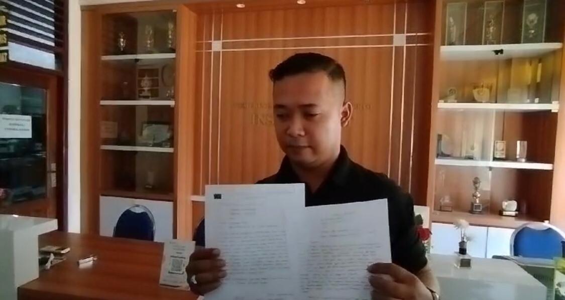 IMG 20240920 WA0038 1 Anggota TNI-AD Sertu SRC (28) saat mendatangi kantor Inspektorat Kabupaten Mojokerto di Jalan RA Basuni, Kecamatan Sooko untuk melaporkan istrinya yang selingkuh dengan sesama sekdes, Jumat (20/9/2024) (Andy / Kabarterdepan.com)