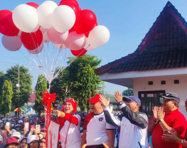 Bupati Hendy Siswanto Melepas Jalan Sehat HUT Ke-79 PGRI, Diikuti 3.000 Peserta