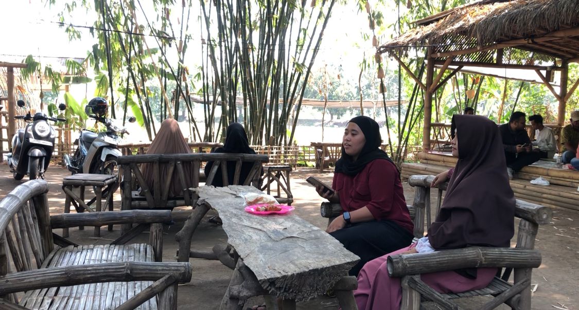 Warung di Desa Panggih, Kecamatan Trowulan Kabupaten Mojokerto ini yang berdiri ditengah tengah lahan kebun bambu ( barongan ) (Andy /Kabarterdepan.com) 