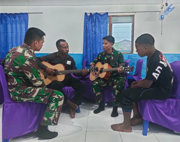 Jaga Kekompakan dan Kelancaran Ibadah, Kesatria Mayangkara Latihan Musik Bersama Pemuda Gereja
