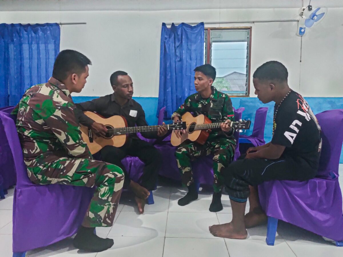 Jaga Kekompakan dan Kelancaran Ibadah, Kesatria Mayangkara Latihan Musik Bersama Pemuda Gereja