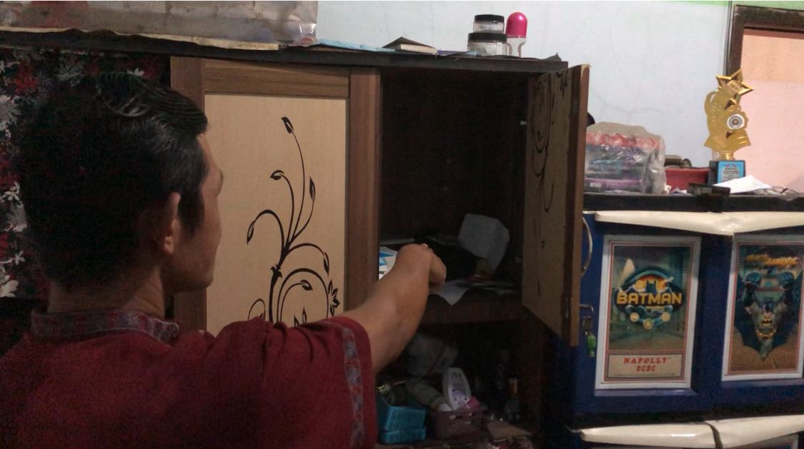 Pemilik rumah menunjukan lemari tempat menyimpan barang berharga (Andy / Kabarterdepan.com)