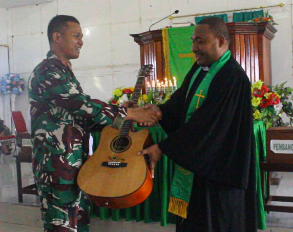 Satgas Yonif 503/Mayangkara Ibadah Minggu di Kota Kenyam