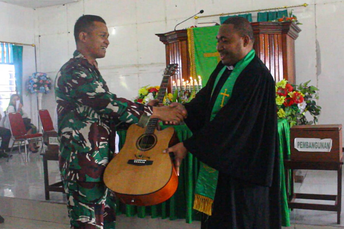Letkol Inf Gurbasa Samosir kepada Pendeta GKI Betel memberikan gitar dan seperangkat alat Ibadah yang merupakan dukungan dari Bapak Kasad Jendral TNI Maruli Simanjuntak, Minggu (22/9/2024) (Dok. Satgas Pamtas Mobile RI-PNG Yonif 503/Mayangkara Koops Habema) 